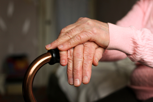 Je suis à l'hôpital. Une personne âgée assise à mes côtés se plaint de ses douleurs. Ma réaction est celle-ci :