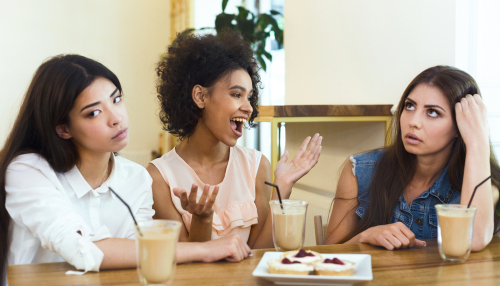 Un collègue a souvent tendance à se répéter lorsqu'il parle en public. Cela agace visiblement les gens, qui ne l'écoutent plus voire ne le prennent plus au sérieux. Comment devrais-je réagir ?