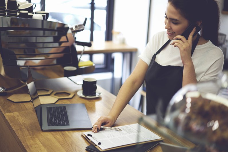 Actuellement, je recherche un job dans le Commerce. Pour commencer, je liste les centres commerciaux autour de chez moi, je regarde les sites des entreprises qui m'intéressent, je créé des alertes sur les sites de recherche d'emploi et j'en parle à mon en